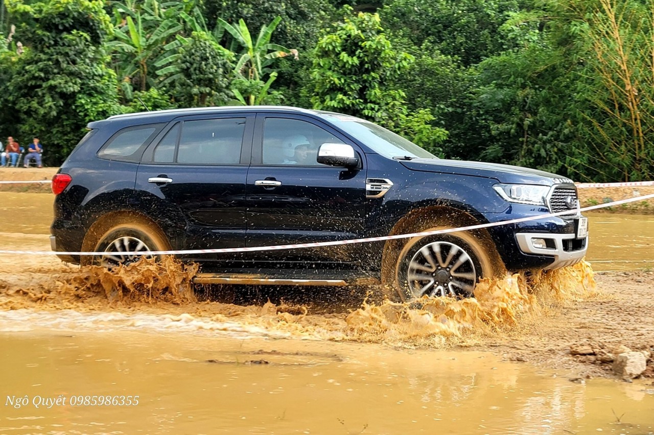 Sôi động ngày hội thi lái xe địa hình toàn Ford Everest