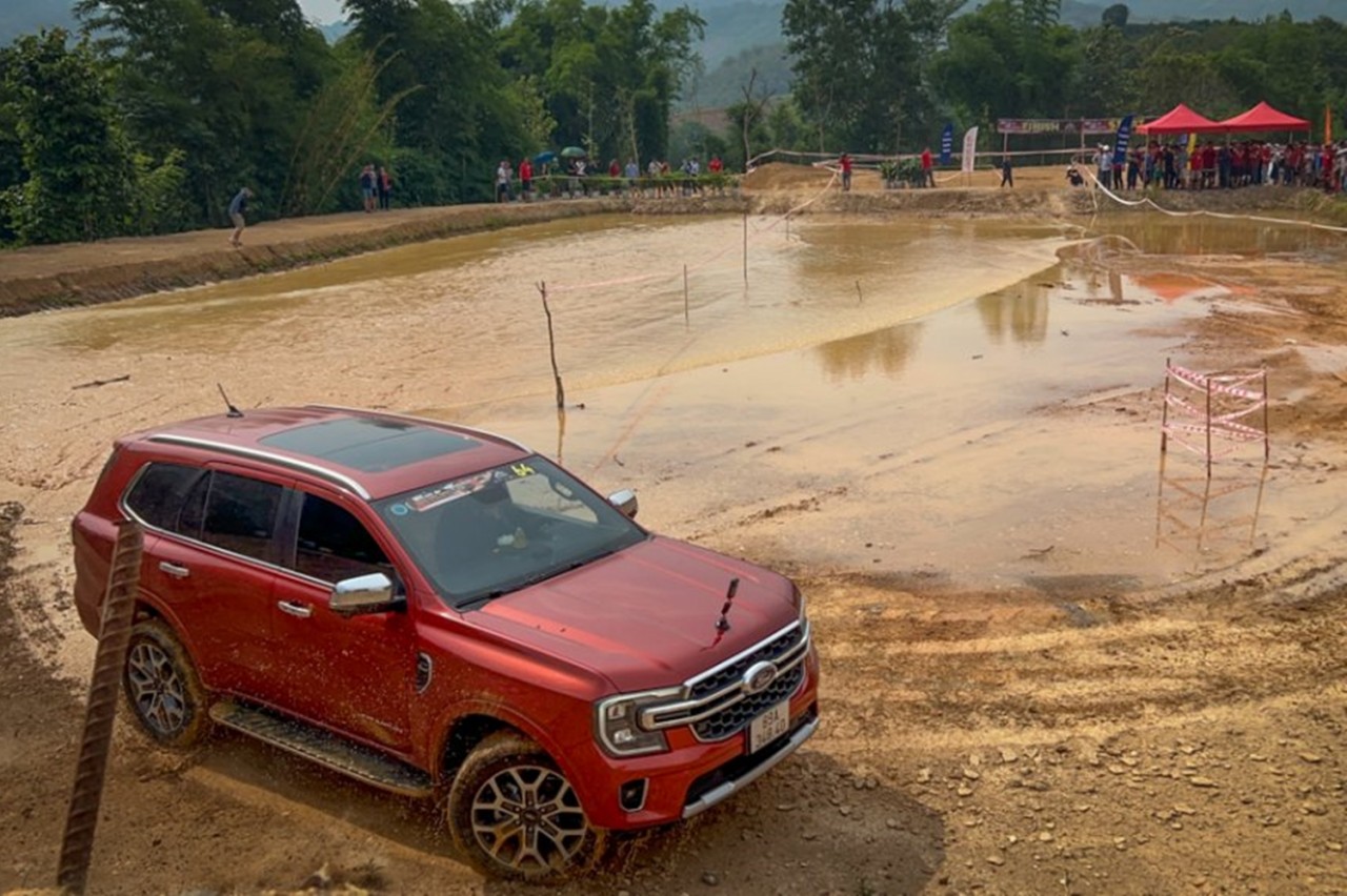 Sôi động ngày hội thi lái xe địa hình toàn Ford Everest