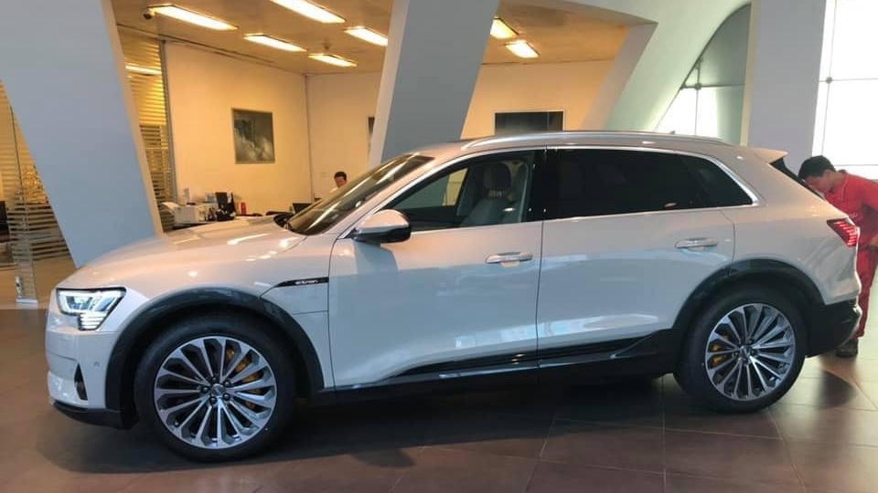 Xuất hiện SUV điện e-tron tại showroom Audi Việt Nam, thiếu gương chiếu hậu "thực tế ảo"