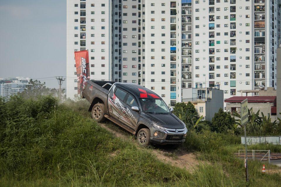 mitsubishi ra mat doi dua chuyen nghiep dau tien