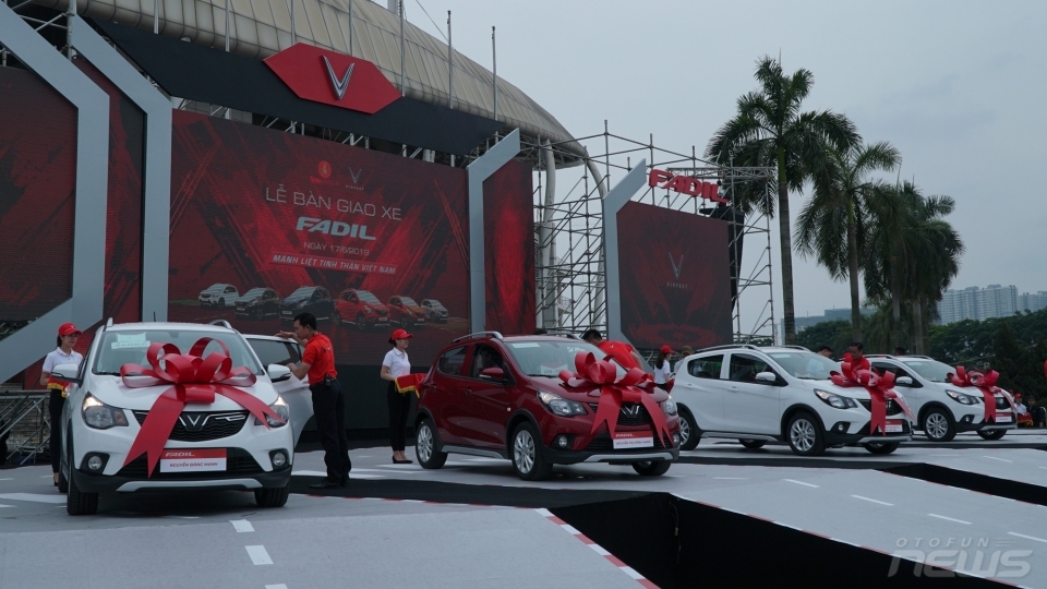 650 xe Fadil đến tay khách hàng trên cả nước trong lễ giao xe của VinFast