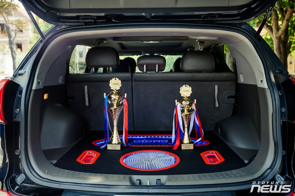 chu xe kia sportage chi hon 50 trieu dong do loa nghe nhac bolero