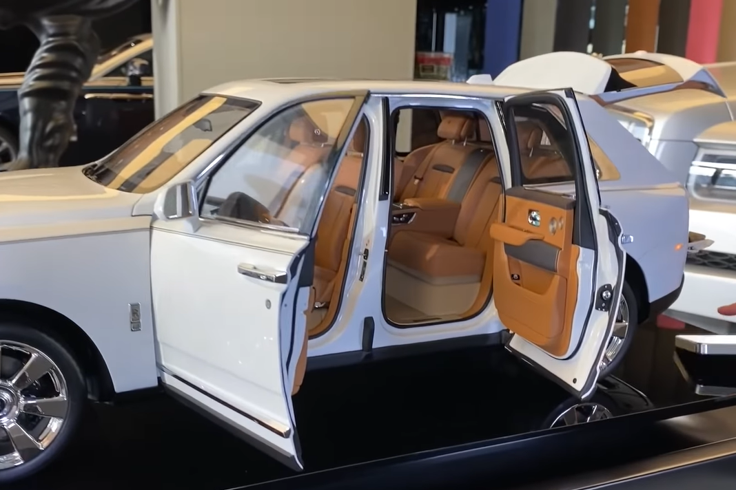 Xe mô hình siêu sang Rolls Royce Cullinan giá gần 1 tỷ đồng