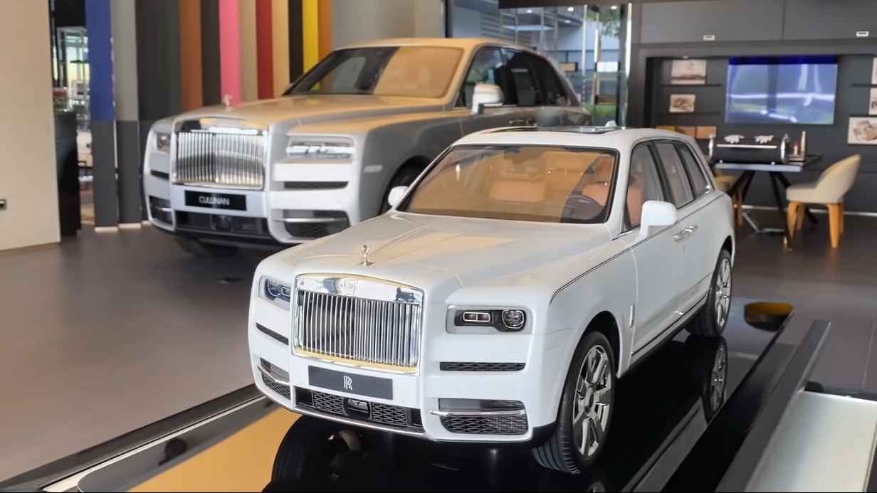 Xe mô hình siêu sang Rolls-Royce Cullinan giá gần 1 tỷ đồng