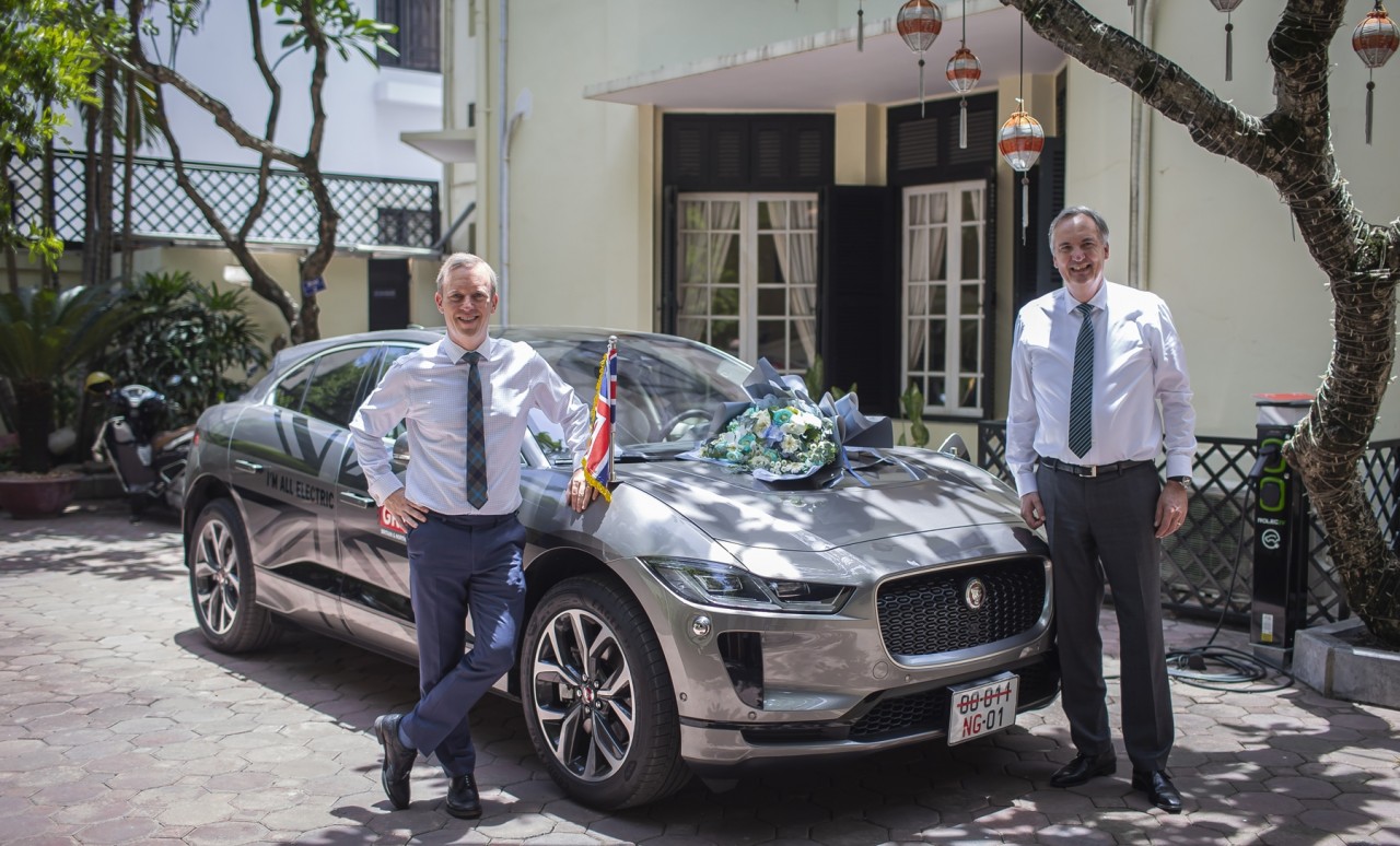 Đại sứ quán Anh nhận xe điện Jaguar I-Pace