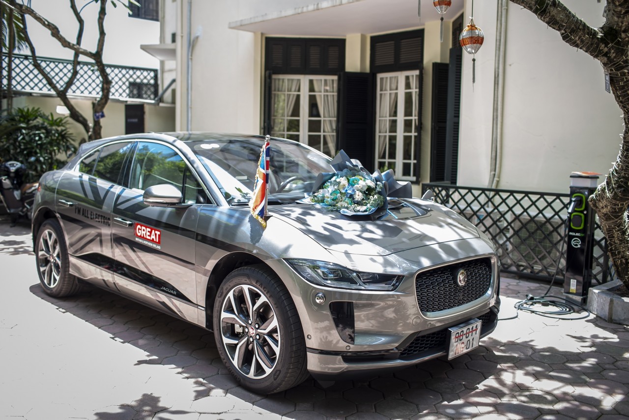Đại sứ quán Anh nhận xe điện Jaguar I Pace