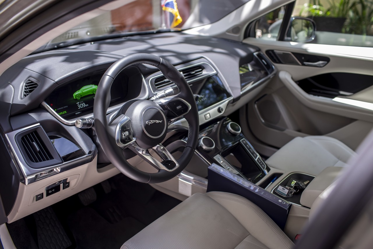 Đại sứ quán Anh nhận xe điện Jaguar I Pace