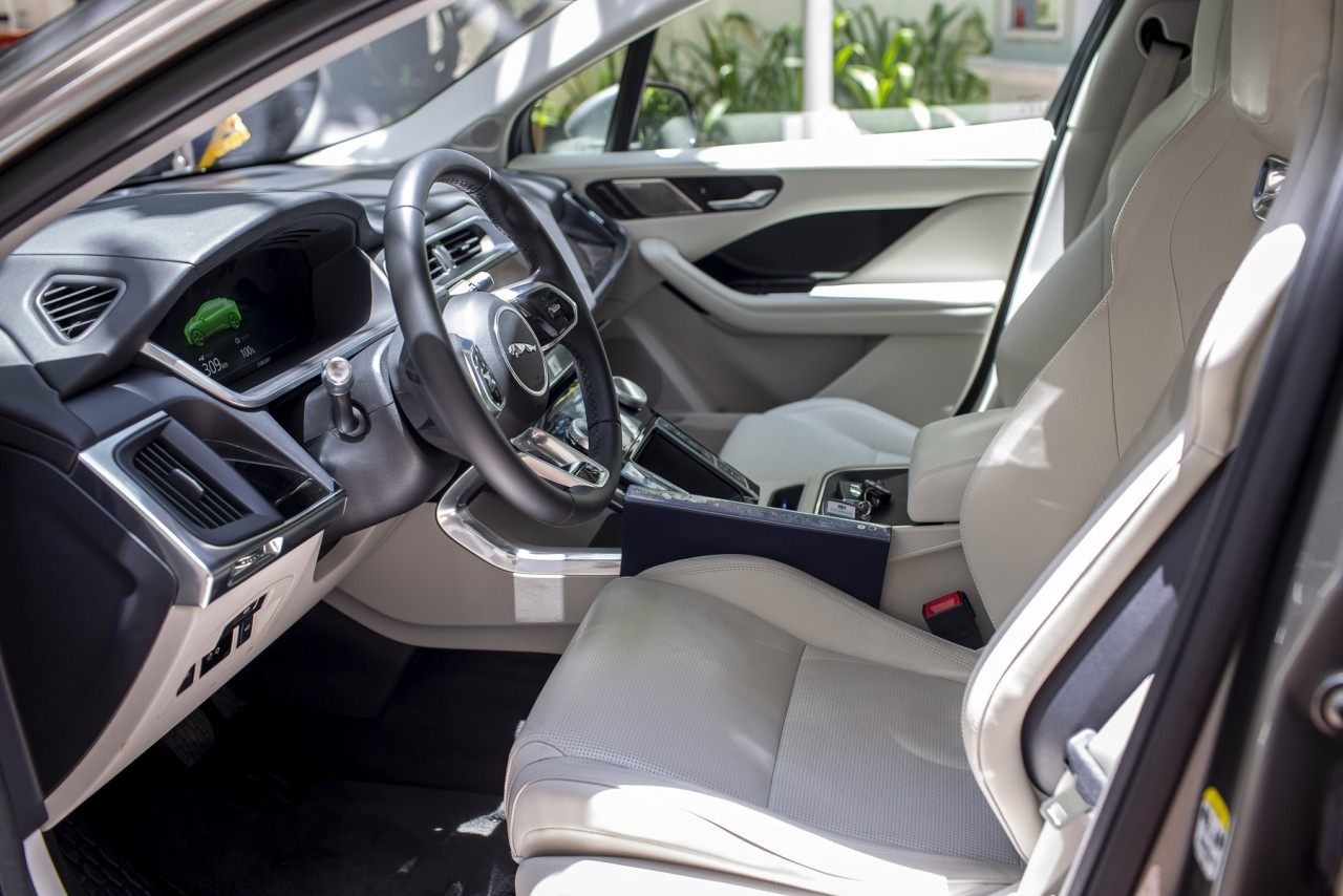 Đại sứ quán Anh nhận xe điện Jaguar I-Pace