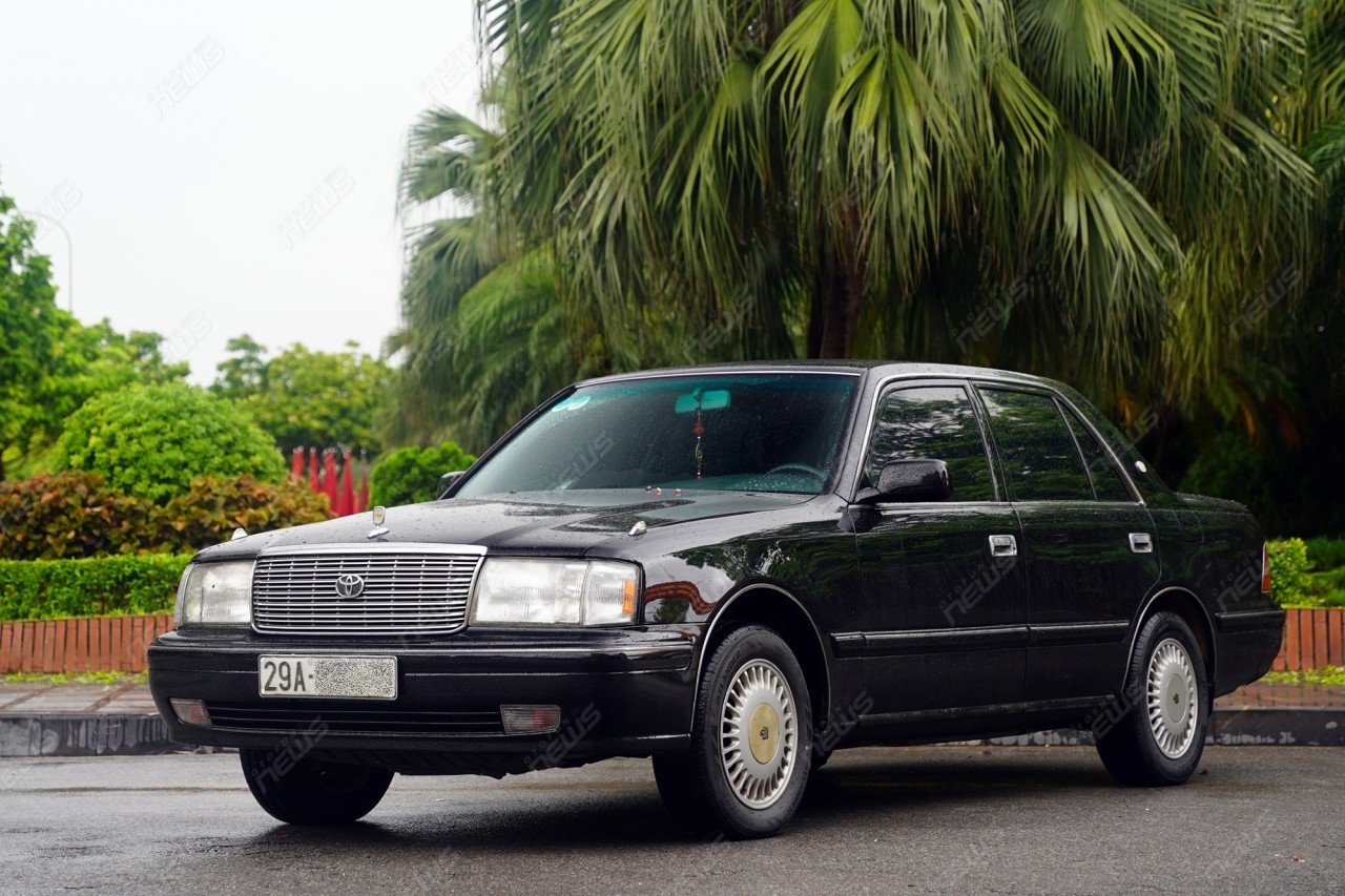 Cầm lái "xe chủ tịch" Toyota Crown 1996