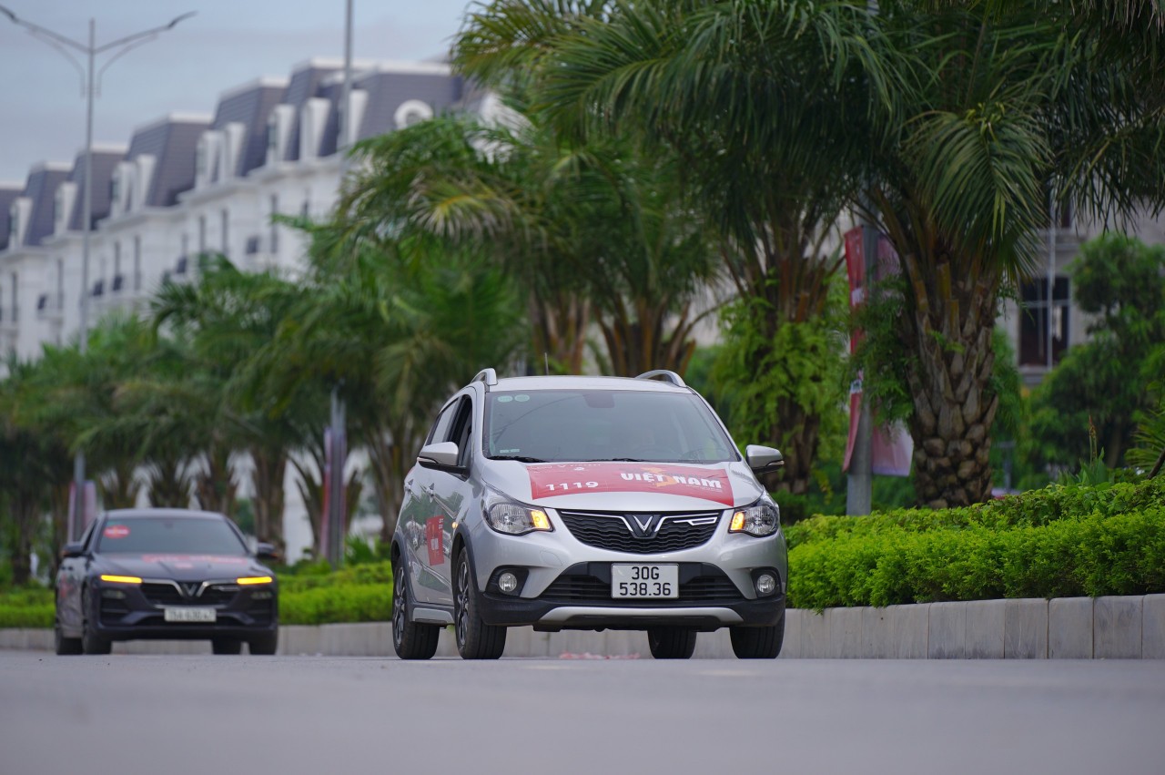 Khoảnh khắc hàng trăm chiếc xe nối đuôi nhau diễu hành qua cung đường ven biển Đồ Sơn