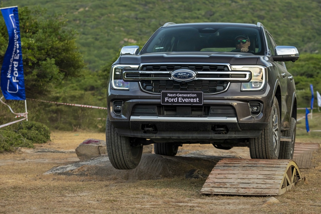 Doanh số Ford Everest tháng 1/2023 hơn gấp đôi Hyundai Santa Fe