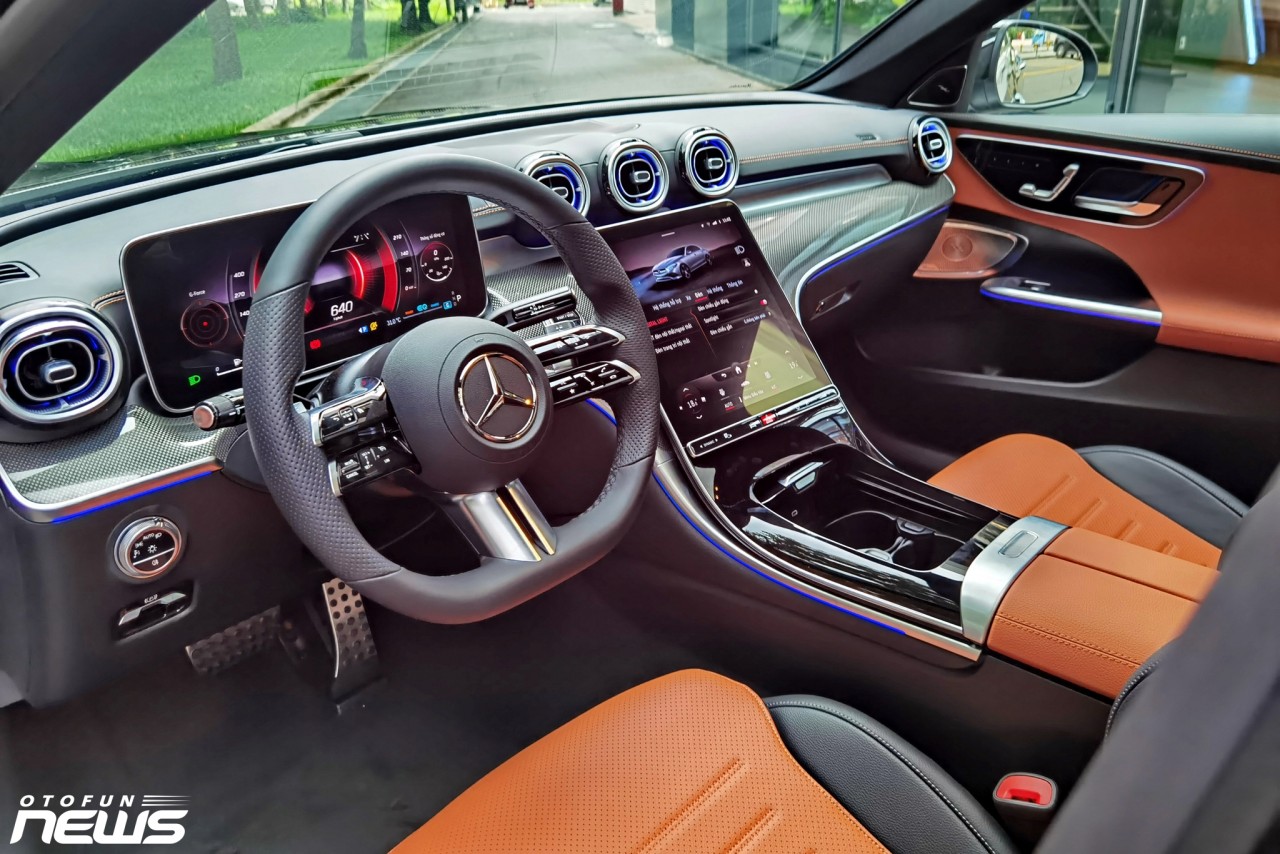 Cận cảnh Mercedes Benz C300 AMG lắp ráp giá 2,089 tỷ đồng