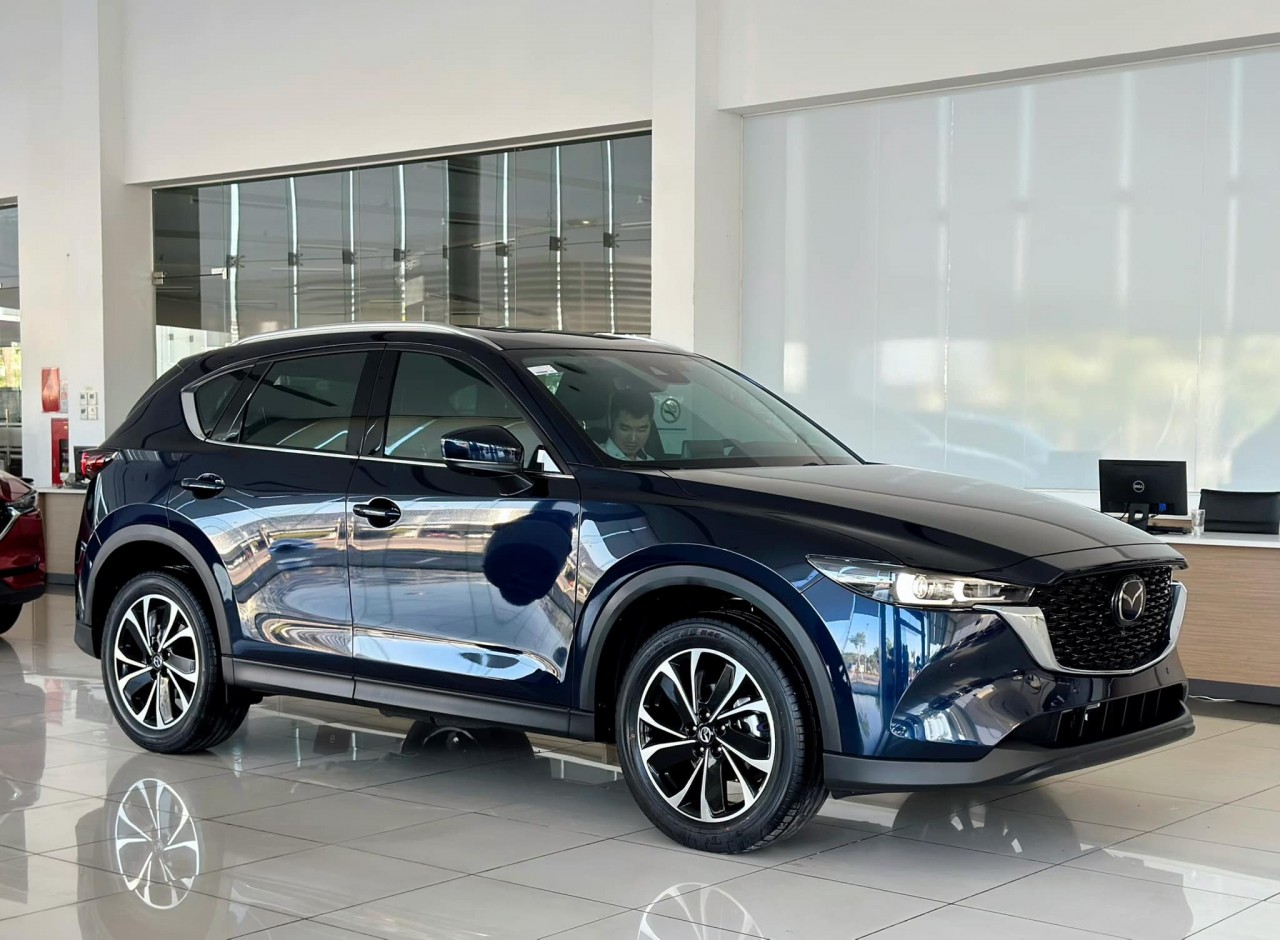 Cận cảnh Mazda CX 5 Premium 2023 tại đại lý