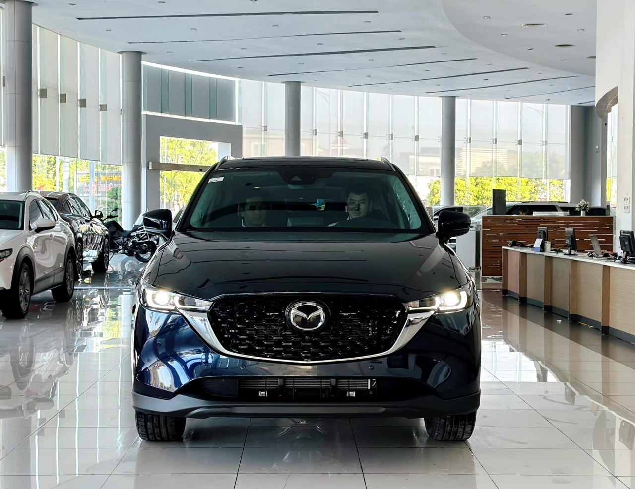 Cận cảnh Mazda CX-5 Premium 2023 tại đại lý