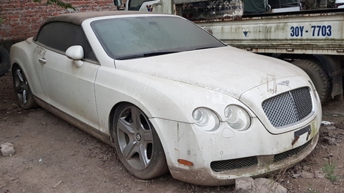 Siêu xe Bentley mui trần bị bỏ hoang tại Việt Nam
