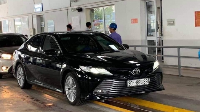 Toyota Camry biển "khủng" 30F-888.88 rao bán hơn 3 tỷ đồng