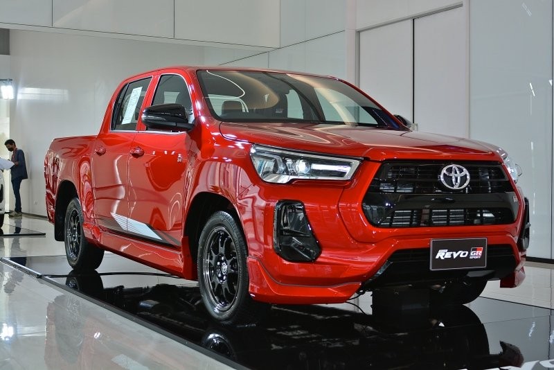 Toyota Hilux GR-Sport giá từ 615 triệu đồng tại Thái Lan