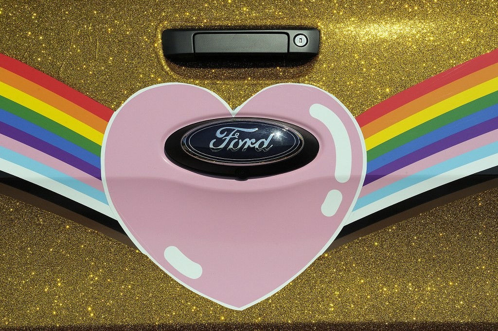Ford Ranger Raptor phiên bản "Very Gay" cho người đồng tính