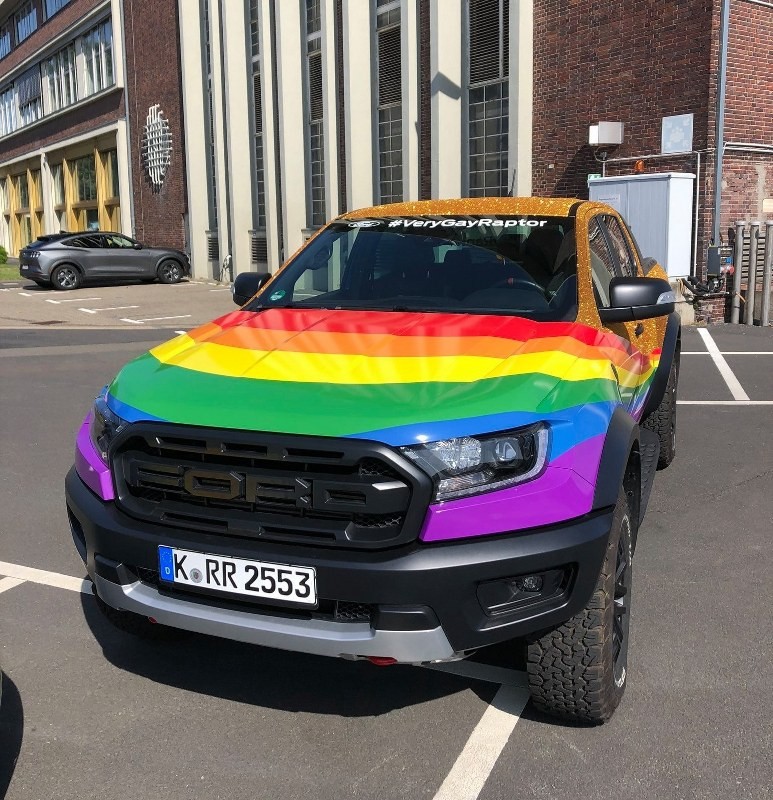 Ford Ranger Raptor phiên bản "Very Gay" cho người đồng tính