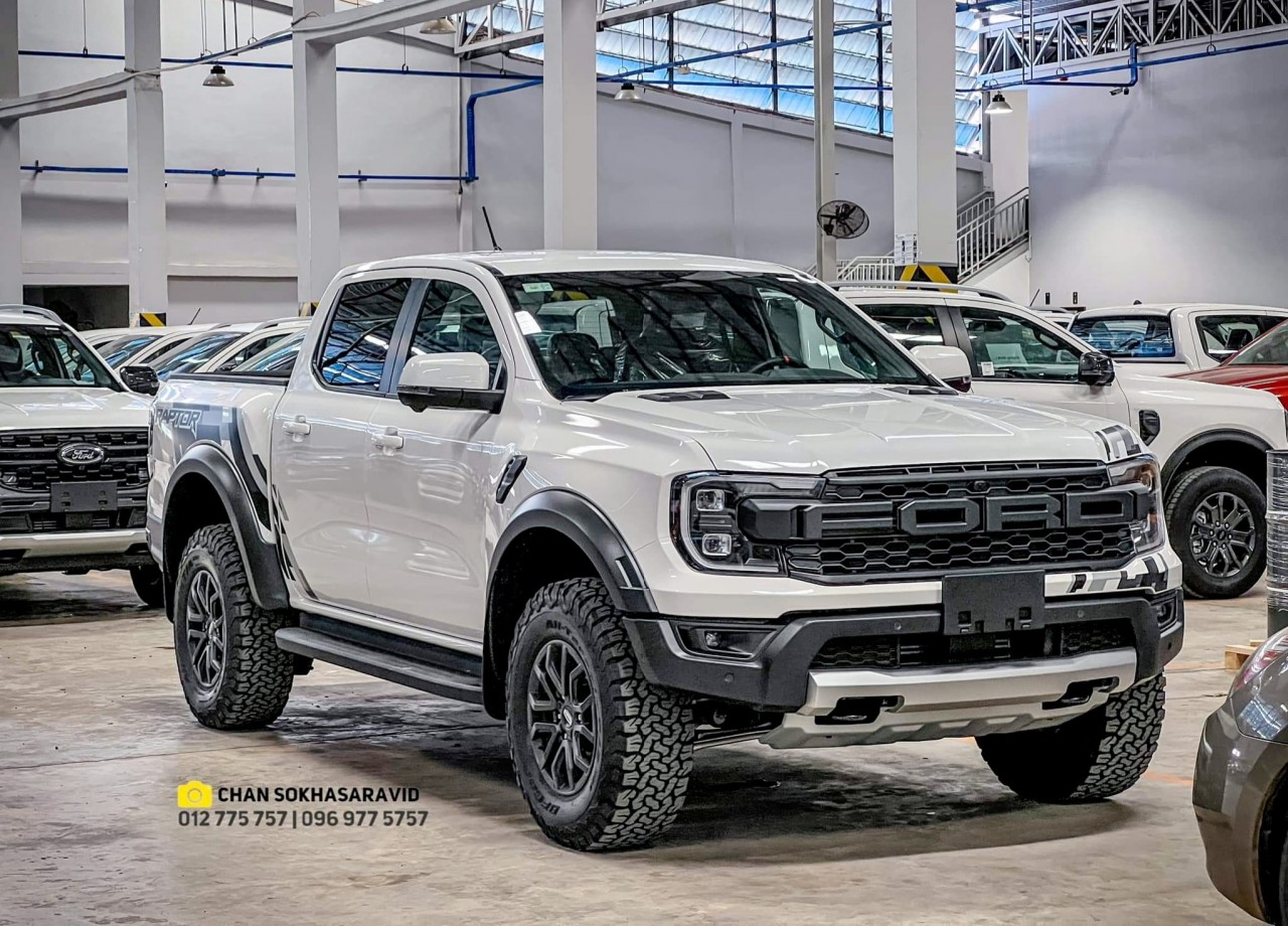 Ford Ranger Raptor động cơ V6 3.0L bất ngờ xuất hiện tại Cambodia