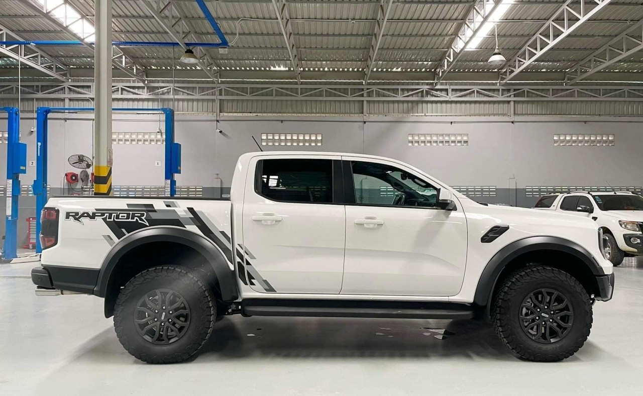 Ford Ranger Raptor động cơ V6 3.0L bất ngờ xuất hiện tại Cambodia