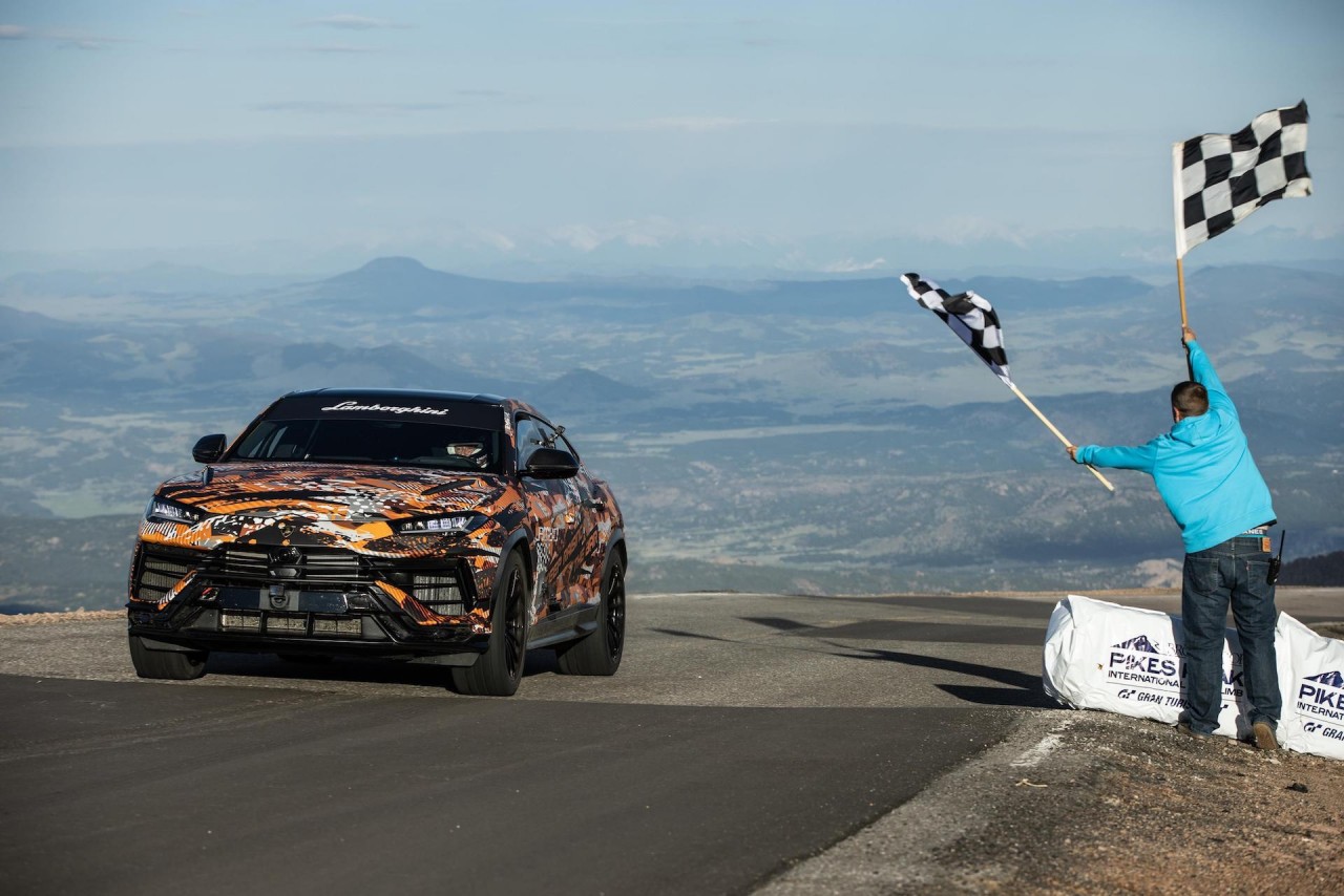 Lamborghini Urus lập kỷ lục tại đường đua Pikes Peak