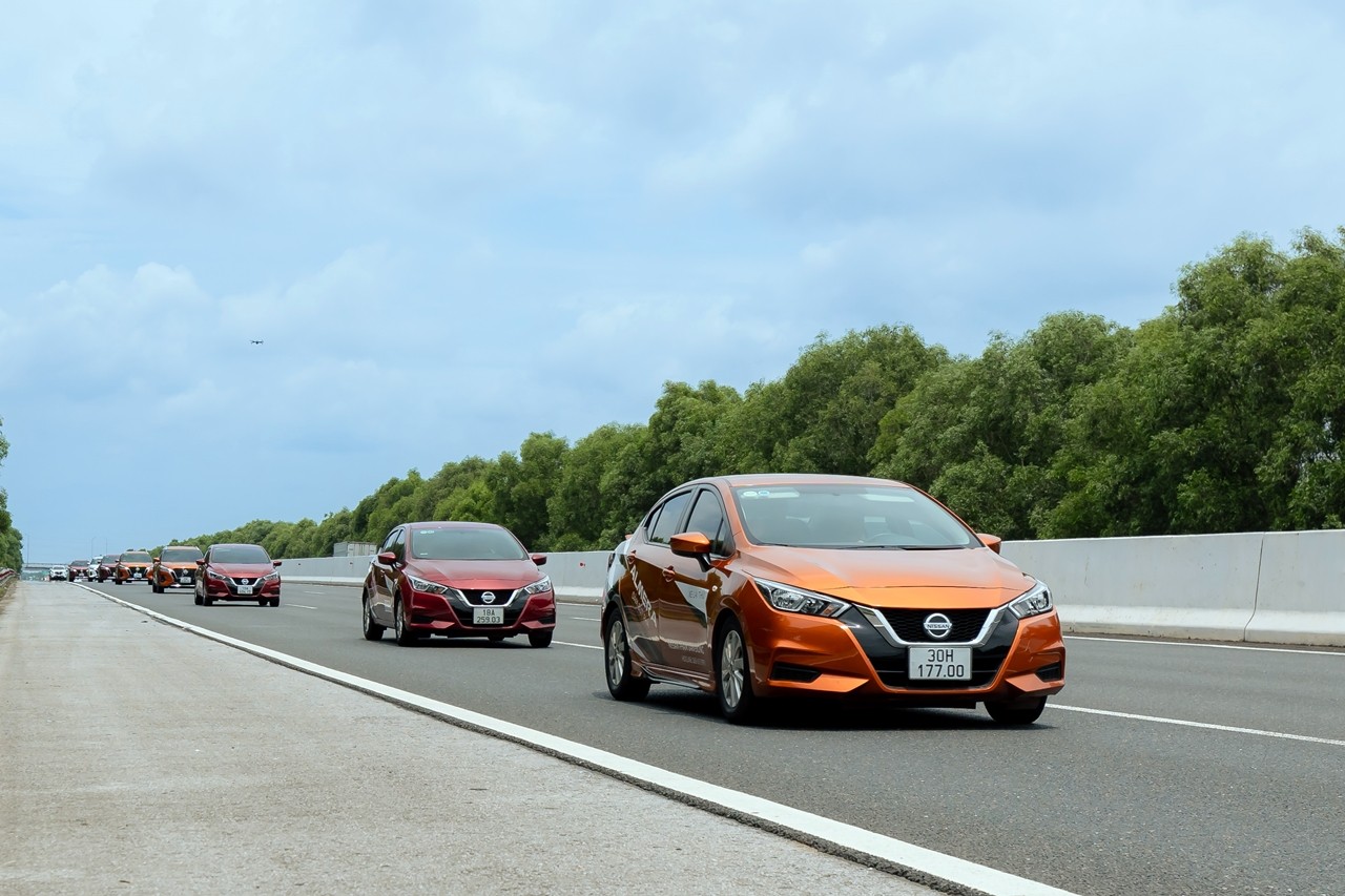Bộ ba xe Nissan trải nghiệm đường cao tốc đẹp nhất Việt Nam