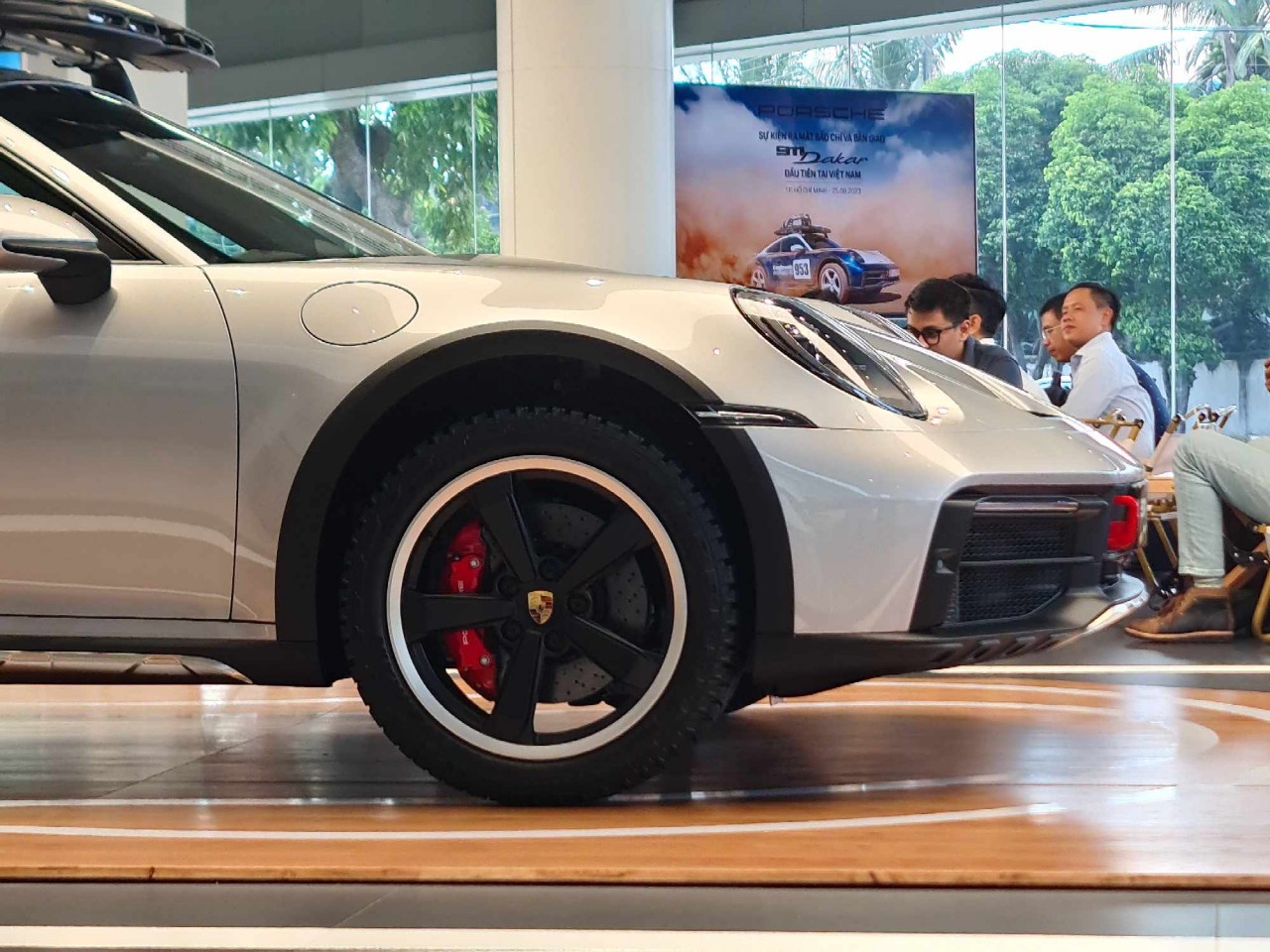 Porsche 911 Dakar 2023 ra mắt 'dân chơi' Việt với giá hơn 15 tỷ đồng