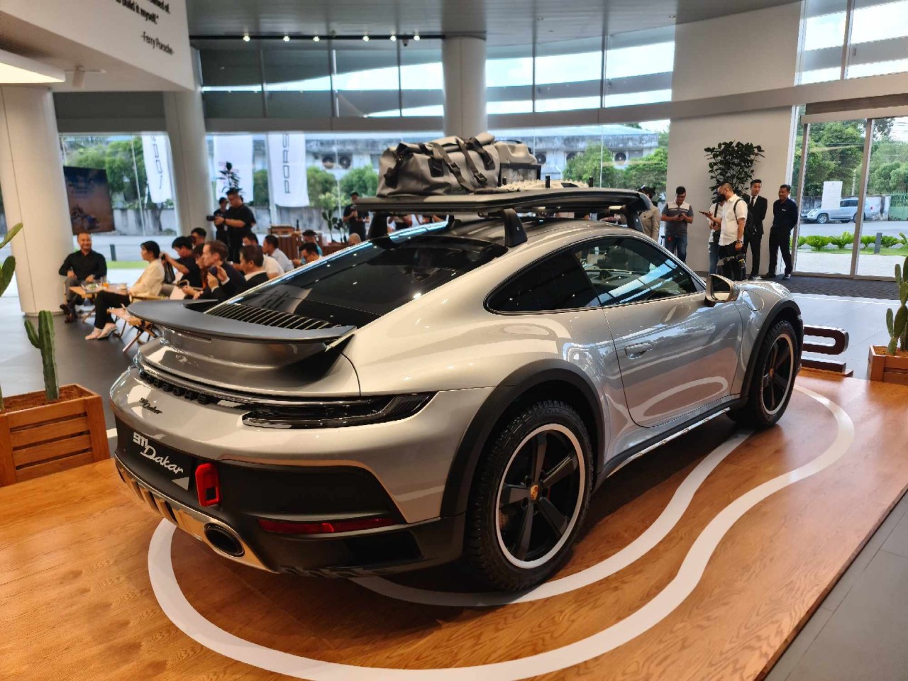 Porsche 911 Dakar 2023 ra mắt 'dân chơi' Việt với giá hơn 15 tỷ đồng