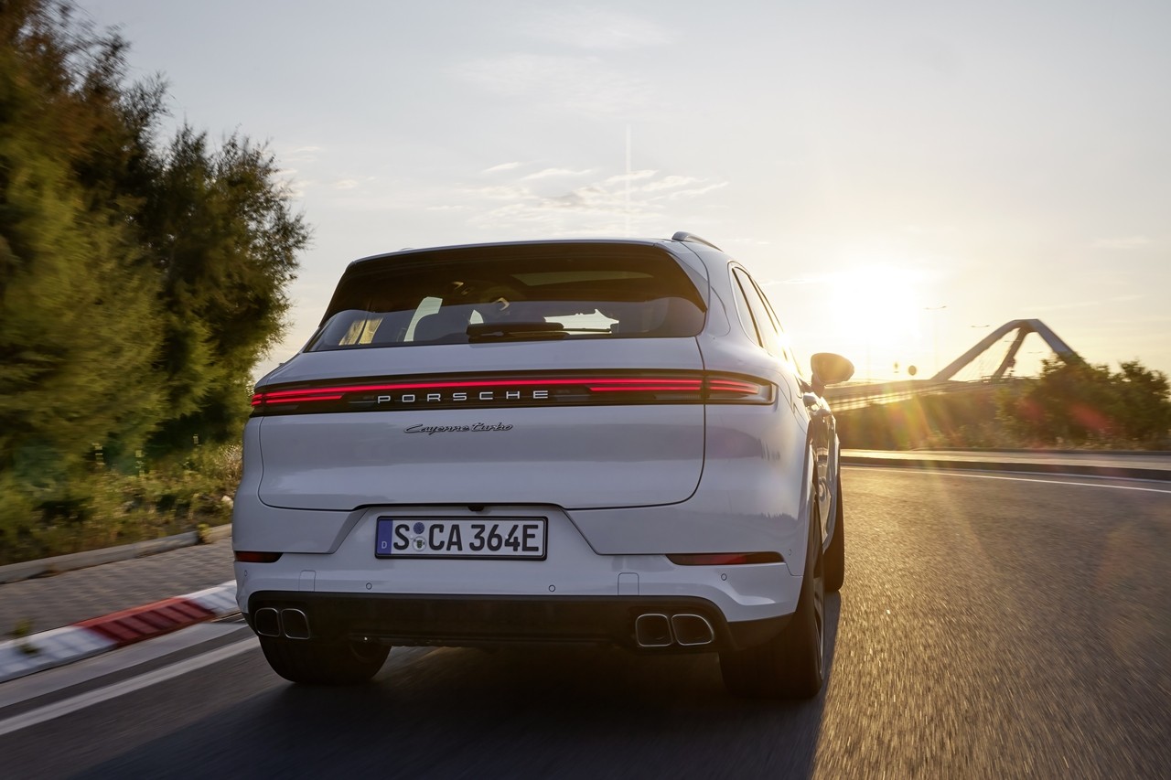 Porsche Cayenne Turbo E-Hybrid 2024 là xe SUV mạnh nhất của hãng