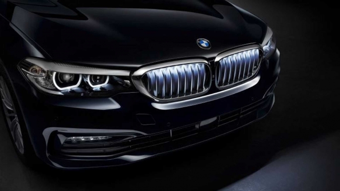 BMW giới thiệu lưới tản nhiệt phát sáng giá 14 triệu đồng