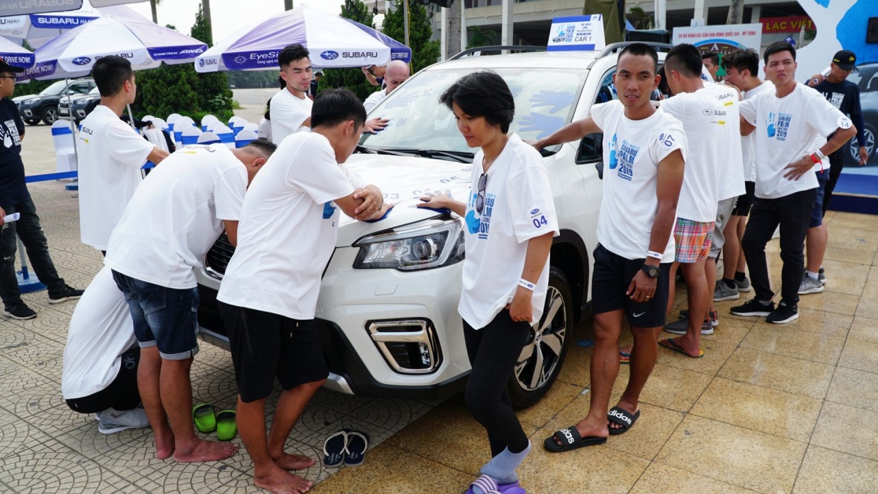 Cuộc thi chạm tay lâu nhất trúng xe Subaru lần đầu diễn ra tại Hà Nội