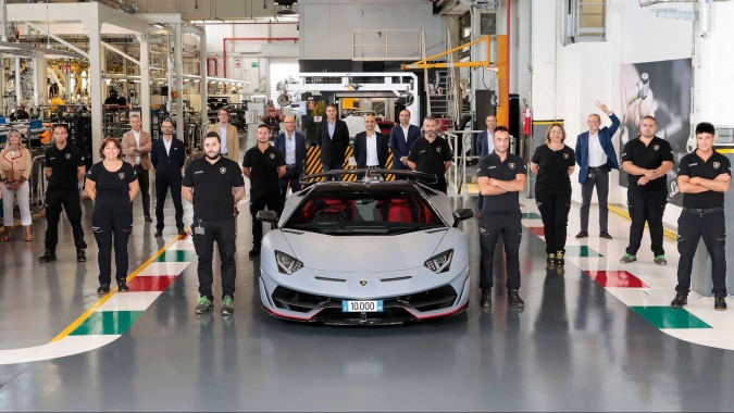 Lamborghini cán mốc 10.000 chiếc Aventador xuất xưởng