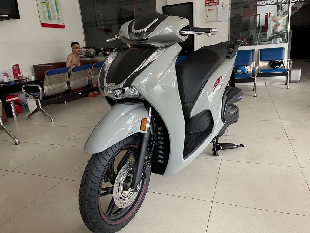 Khan hàng, Honda SH350i bán chênh 23 triệu đồng tại đại lý