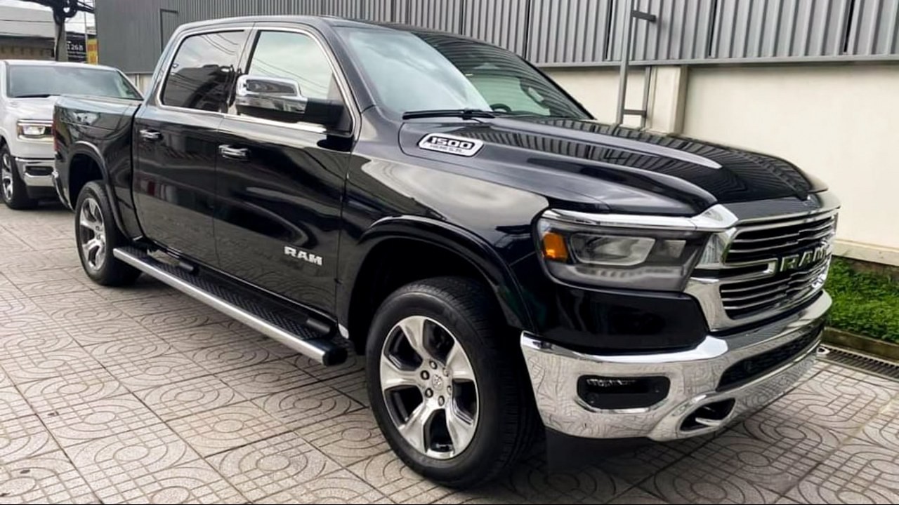 Bán tải Ram 1500 giá hơn 5 tỷ lộ diện trước ngày ra mắt