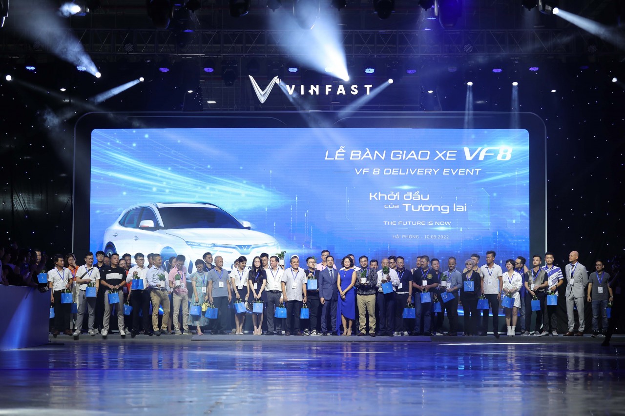 100 xe điện VinFast VF8 bàn giao tới khách hàng