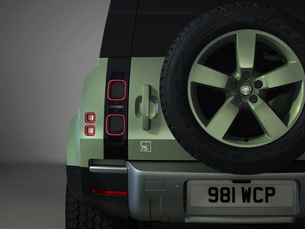 Land Rover Defender bản kỷ niệm 75 năm giá từ 6,7 tỷ đồng