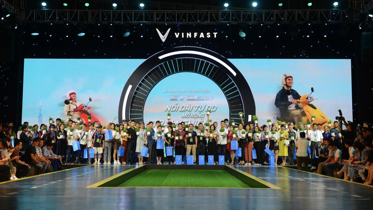 300 xe máy điện VinFast Evo200 đầu tiên đến tay khách hàng