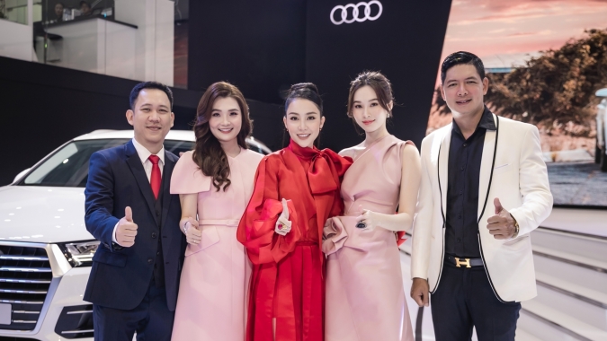 Sao Việt hứng thú tham quan gian hàng Audi tại VMS 2019