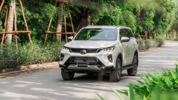 tri an khach hang toyota fortuner legender tung goi khuyen mai hap dan thang 10
