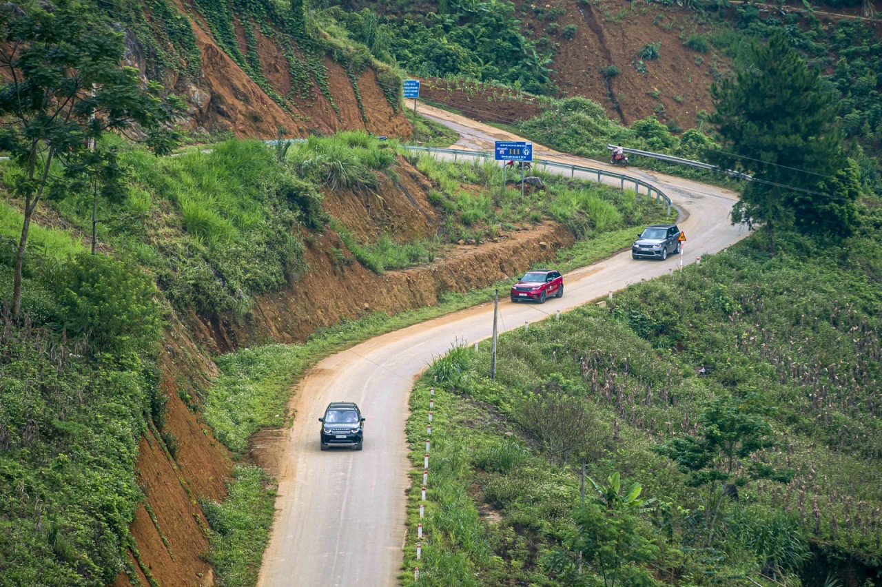 chinh phu c tu da i di nh de o ba ng land rover