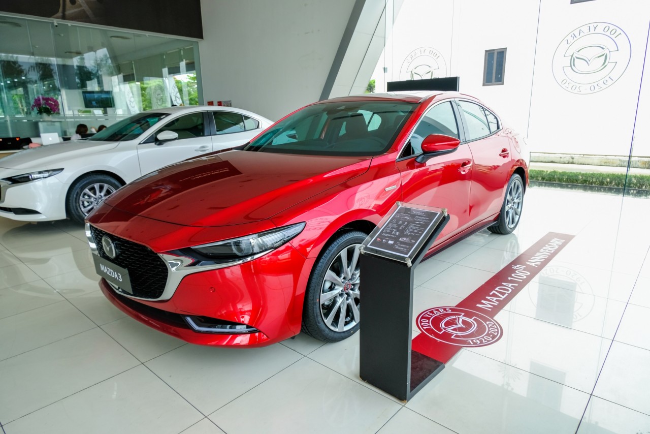 Cận cảnh Mazda3 phiên bản kỷ niệm 100 năm tại Việt Nam can canh mazda3 phien ban ky niem 100 nam tai viet nam