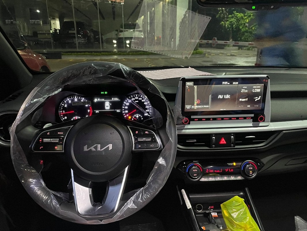 Kia K3 về đại lý, chờ đến tay khách hàng