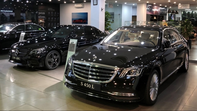 Khách hàng thích thú với món quà đặc biệt khi mua xe Mercedes-Benz online