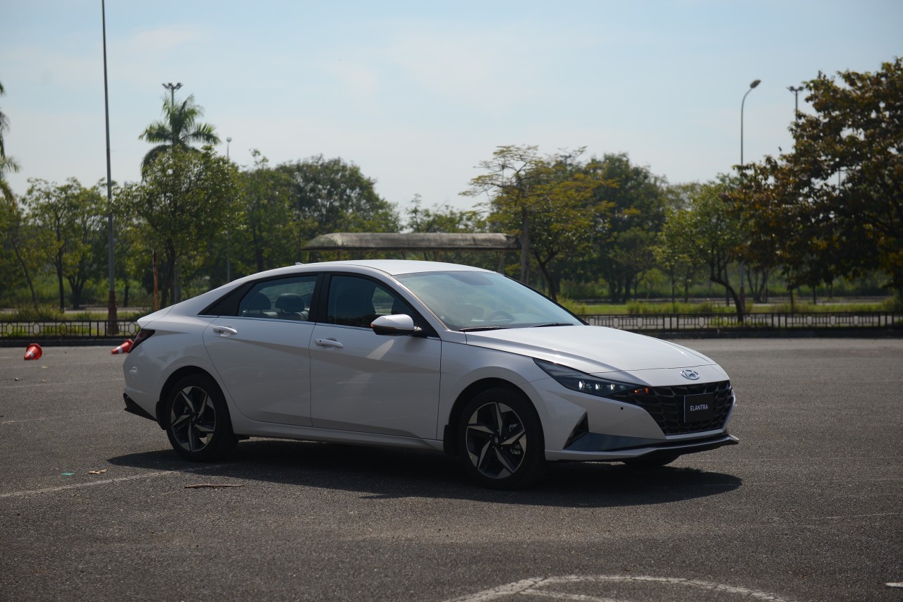 Đánh giá nhanh Hyundai Elantra vừa ra mắt tại Việt Nam