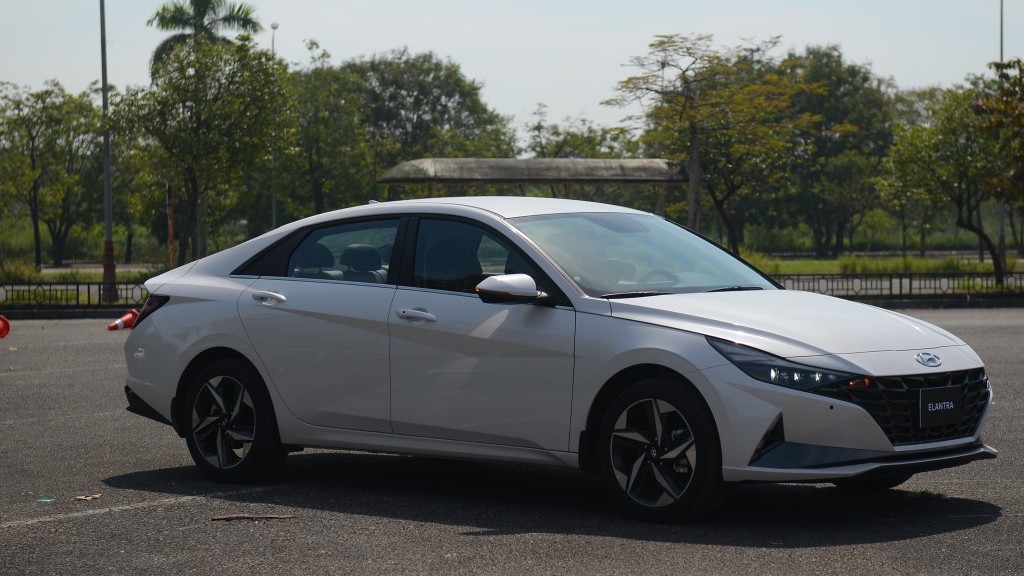 Hyundai Elantra giảm giá rẻ hơn cả Accent 2024 mới ra mắt