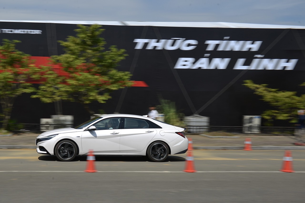 Đánh giá nhanh Hyundai Elantra vừa ra mắt tại Việt Nam Đánh giá nhanh Hyundai Elantra vừa ra mắt tại Việt Nam