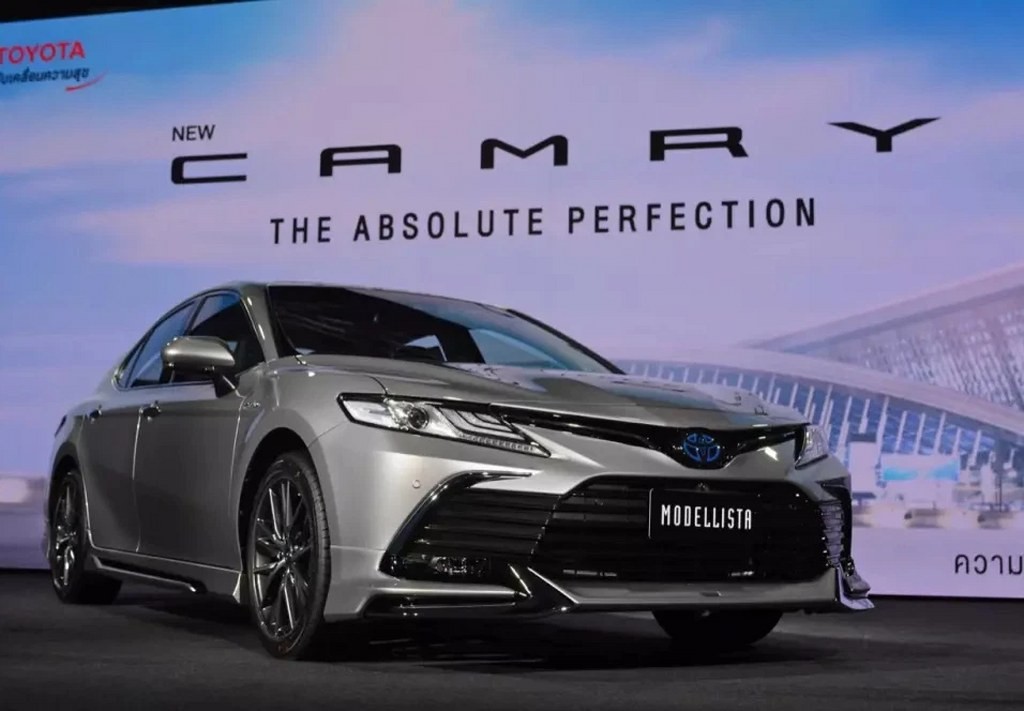Toyota Camry 2022 giá từ 1 tỷ đồng tại Thái lan