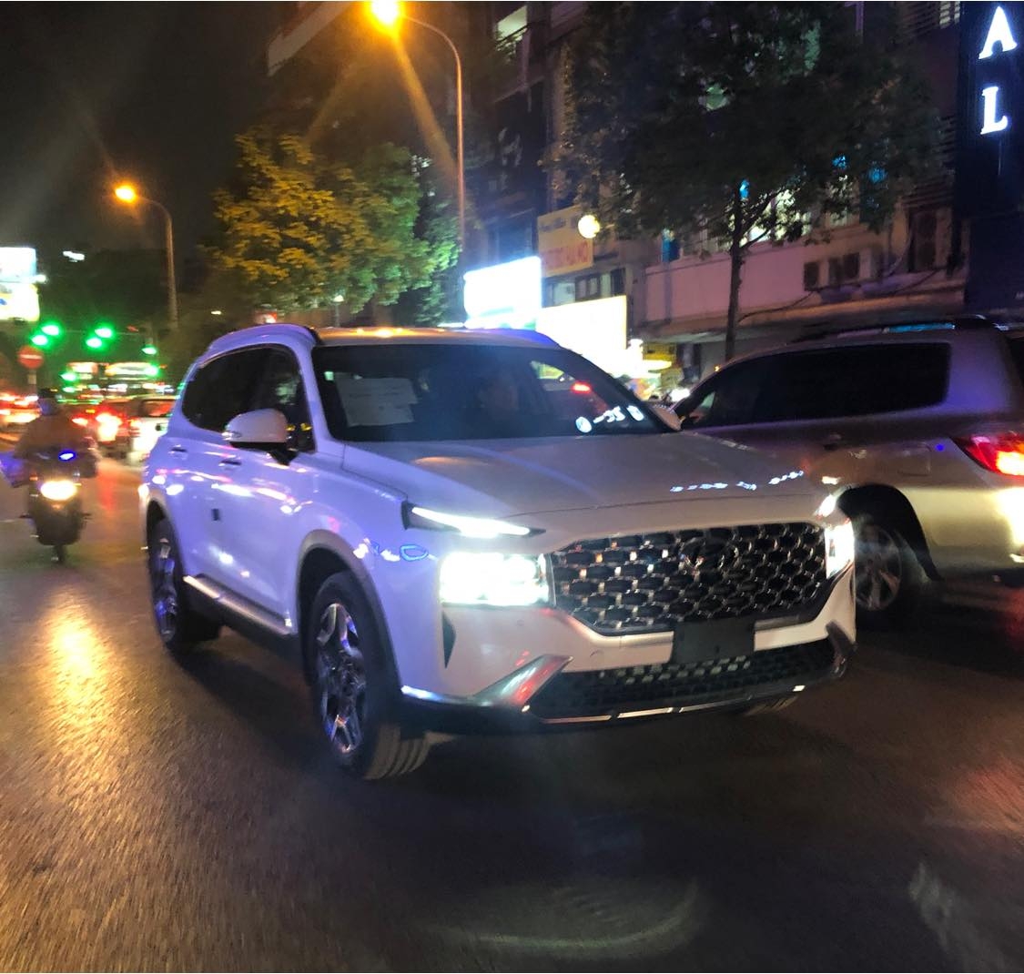 Hyundai Santa Fe 2021 chưa biển số bất ngờ chạy trên phố Hà Nội