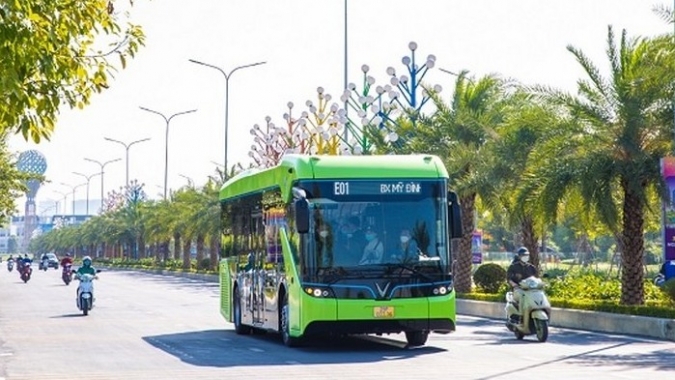 Xe buýt điện VinBus tham gia giao thông công cộng tại Hà Nội